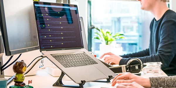 SAP Crystal Reports  tiene una interfaz de usuario sencilla y con creación de plantillas de fácil uso con trazado de arrastrar y soltar.